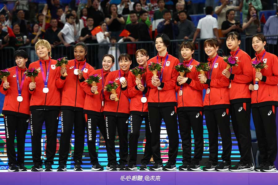 銀メダルを獲得した女子バスケットボール日本代表【写真：ロイター】