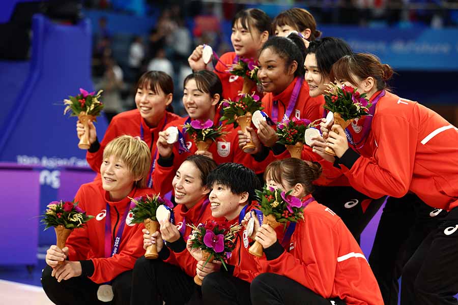 アジア大会バスケ女子で銀メダルを獲得した日本代表【写真：ロイター】
