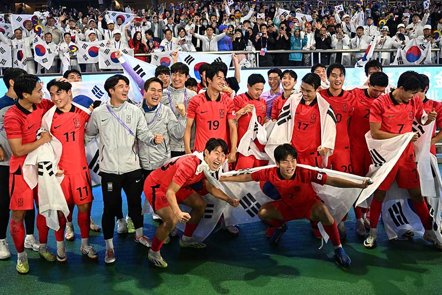 男子サッカーで優勝し歓喜する韓国代表【写真：ロイター】