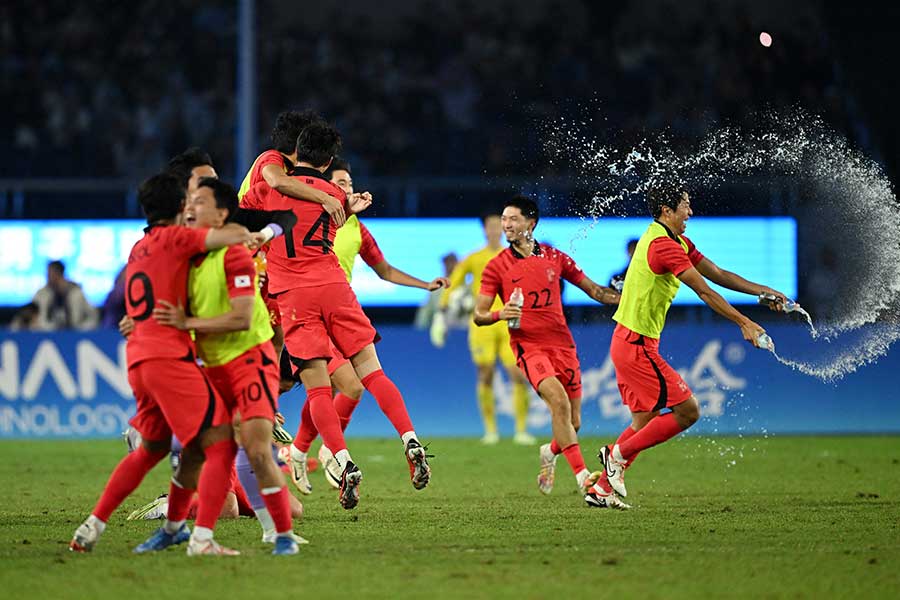 男子サッカーで優勝し歓喜する韓国イレブン【写真：ロイター】