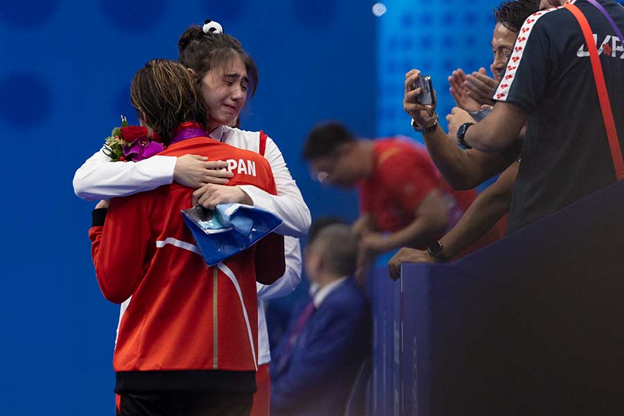 競泳で感動を呼んだ池江璃花子（手前）と張雨霏の抱擁、アジア大会には今こそ「友好第一」の精神が必要だ【写真：Getty Images】