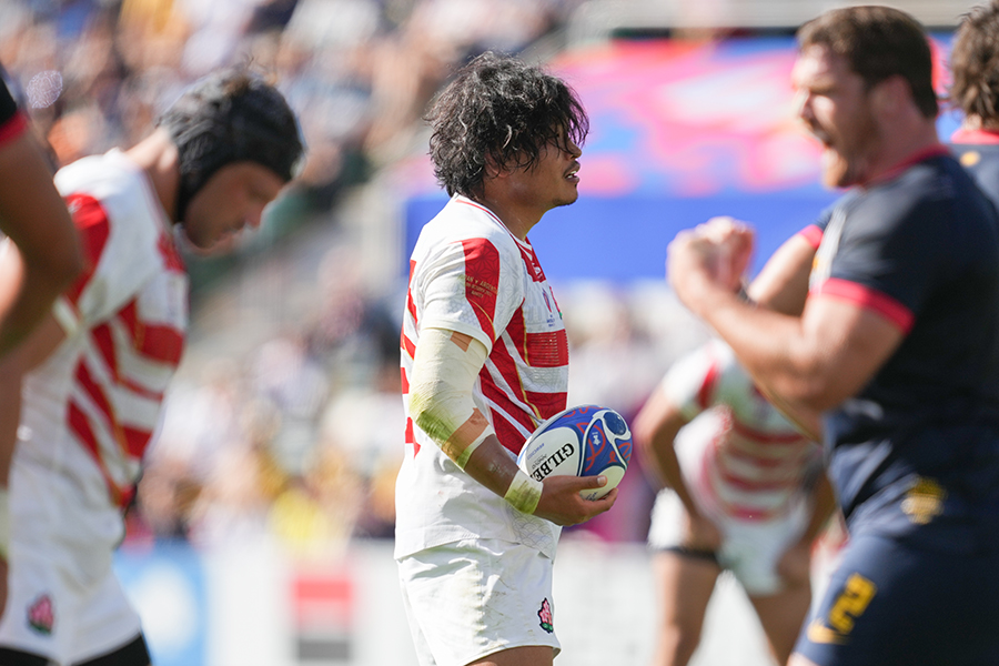 日本の攻撃、ピッチ上の選手たちの表情は時間を追うごとに厳しさを増した【写真：イワモトアキト】