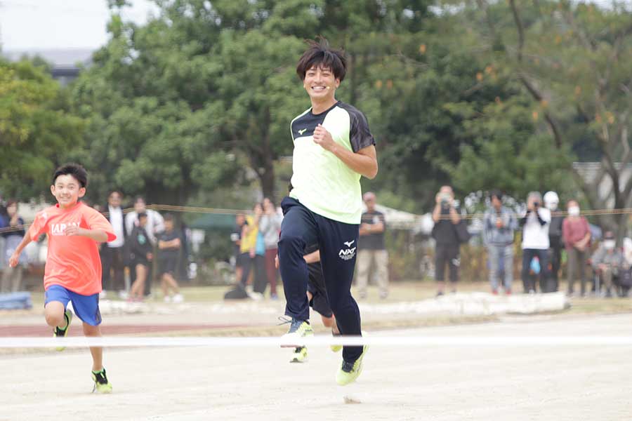 50メートル走に参加した橋岡優輝。熊本でのイベント参加は「穏やかな気持ちになった」という【写真：井芹貴志】