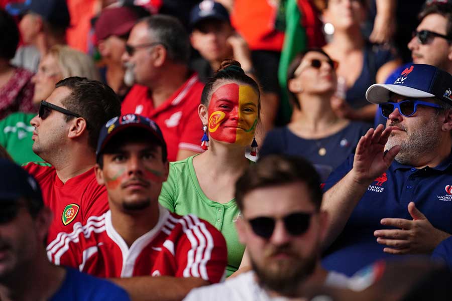 W杯は楽しんだもの勝ち。カメラに向かって微笑むポルトガルファン【写真：イワモトアキト】