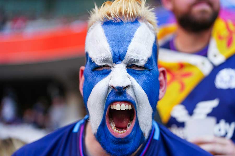 カメラに向かって雄叫びを上げるスコットランドファンの男性【写真：イワモトアキト】