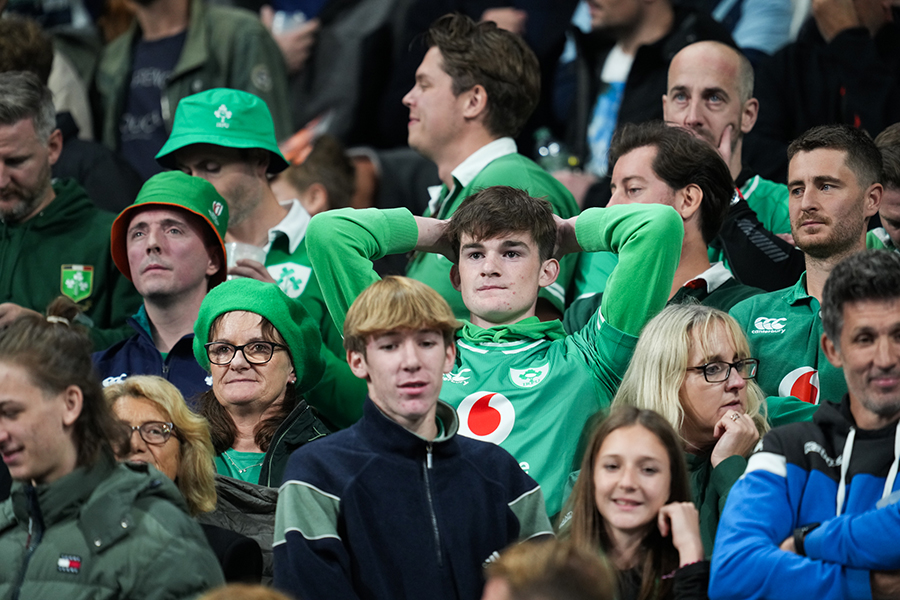 準々決勝での敗戦に頭を抱えるアイルランドファン【写真：イワモトアキト】