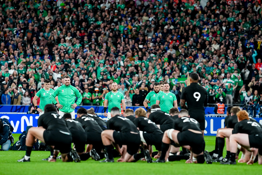 ニュージーランドの「ハカ」を見つめるアイルランドの選手たち【写真：イワモトアキト】