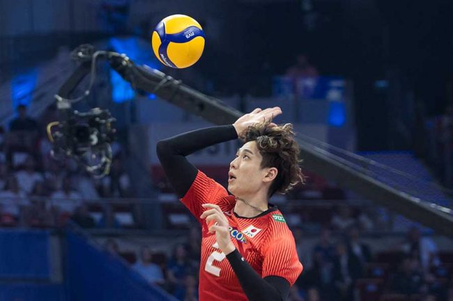 バレーVリーグ選手を守った高校生スタッフに称賛の声 ラリー中に咄嗟の