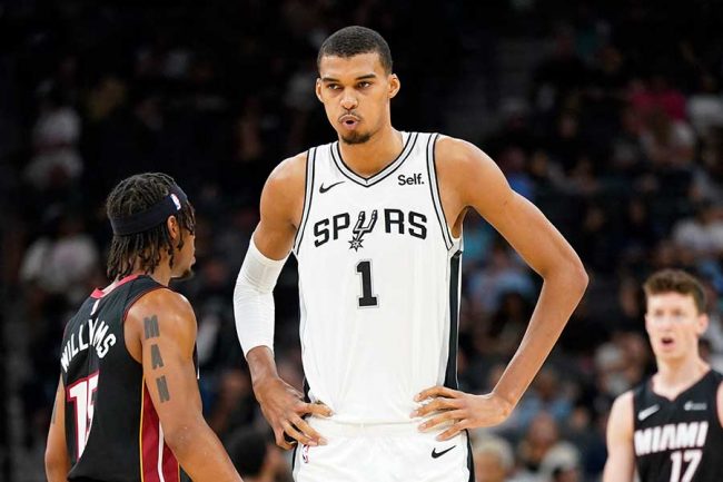 NBAで「現実とは思えない」衝撃ブロック 224cm男の驚愕の高さが分かる1