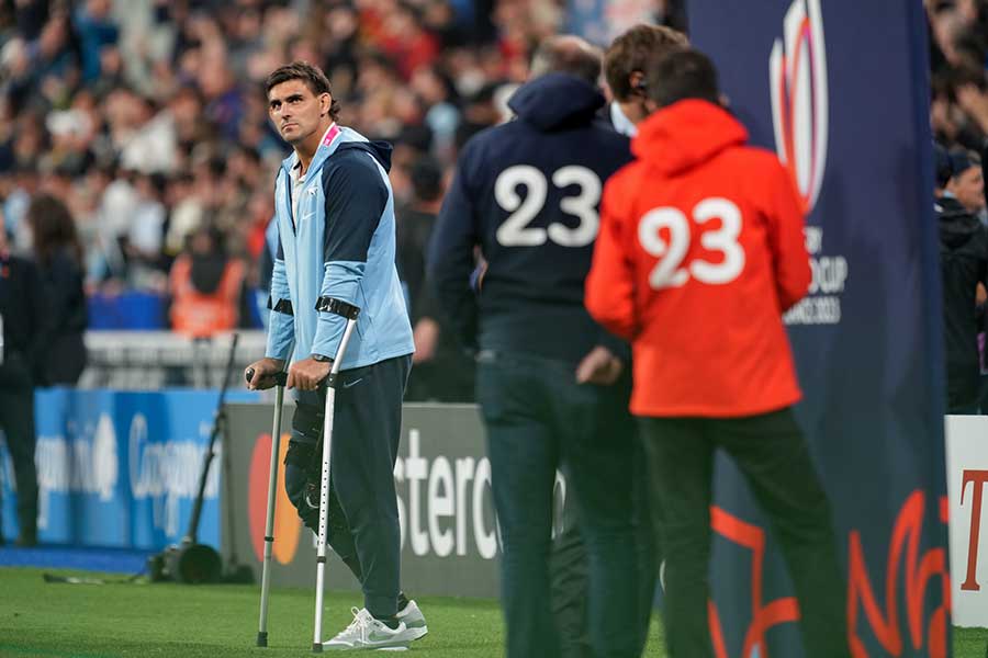 松葉杖をついて試合後のピッチに姿を見せたアルゼンチンのパブロ・マテーラ。見つめる先にアルゼンチンラグビーの未来がある【写真：イワモトアキト】