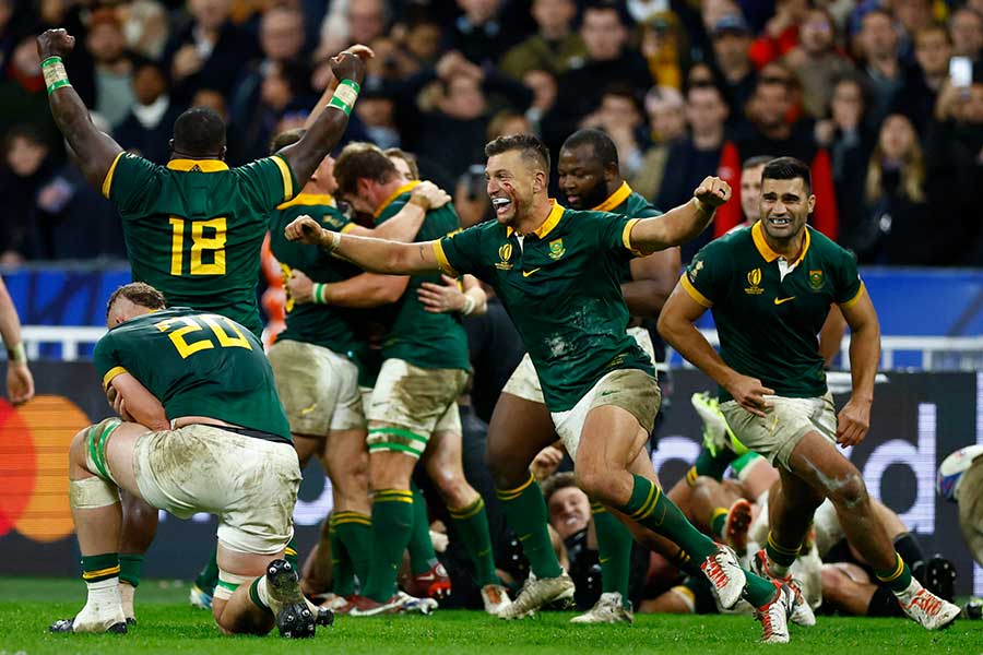 ラグビーW杯決勝で試合終了の笛が鳴った瞬間に歓喜する南アフリカの選手たち【写真：ロイター】