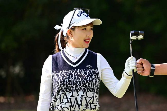 女子ゴルフで優勝直後にキャディーが号泣 選手が慰めるシーンにファン感動「思わず貰い泣き」 | THE ANSWER