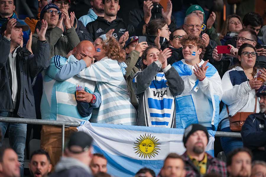 試合前のスタンド、国歌斉唱に感極まるアルゼンチン一家の姿があった【写真：イワモトアキト】