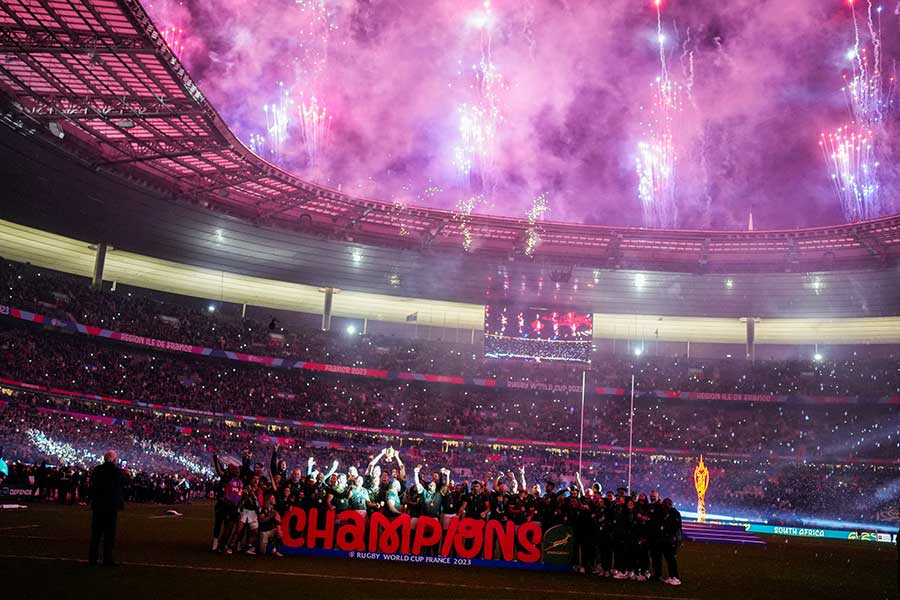 スタッド・ド・フランスの夜空を彩る花火の下で、南アフリカがウェブ・エリス・カップを高々と掲げ、ワールドカップの幕が閉じた【写真：イワモトアキト】