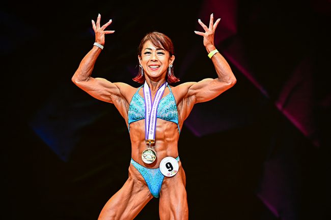55歳の女性がたった3年間で激変 フィジーク日本一、驚異の肩と腹筋を