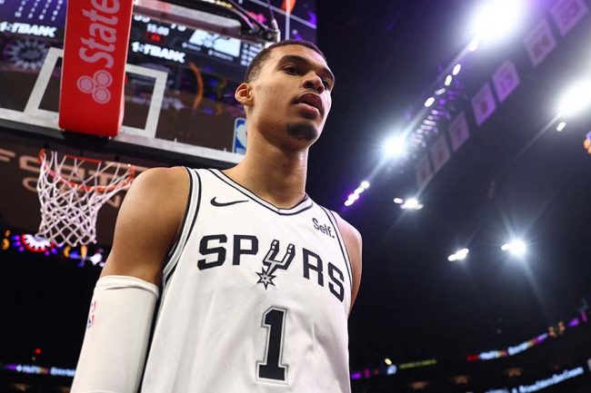 NBAを席巻する身長224cm新人にまたも米衝撃 今度は両手ダンクを片手