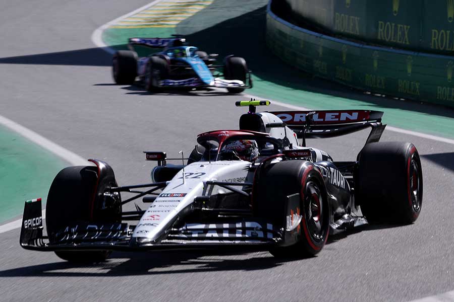 F1サンパウロGPスプリントレースで激走するアルファタウリの角田裕毅【写真：ロイター】