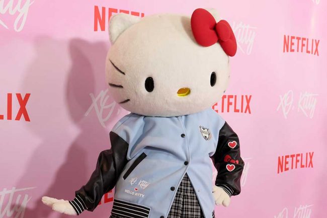 キティちゃんと恋人繋ぎしてる人いたww」 元プロ野球選手の行動に笑撃