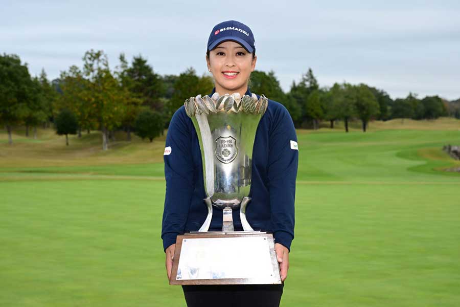 伊藤園レディスで優勝し、トロフィーを手にした西郷真央（奥）【写真：Getty Images】