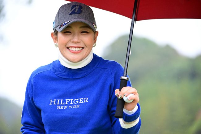 女子ゴルフ吉田優利の手に思わぬ注目 真剣なまなざしで…手袋も仕草も