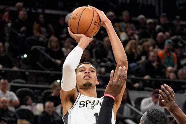 身長224cmのNBAルーキー離れ業シュートに米仰天 止める方法は