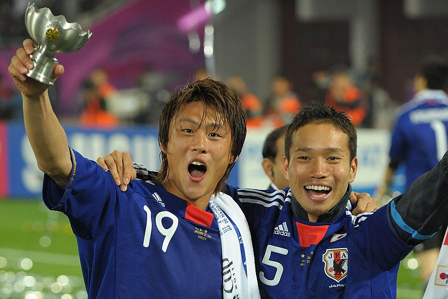 2011年アジアカップで日本の4度目の優勝に貢献した李忠成（左）。決勝の延長後半、長友佑都からのクロスをボレーで叩く瞬間は歴史に残る名シーンとなった【写真：Getty Images】