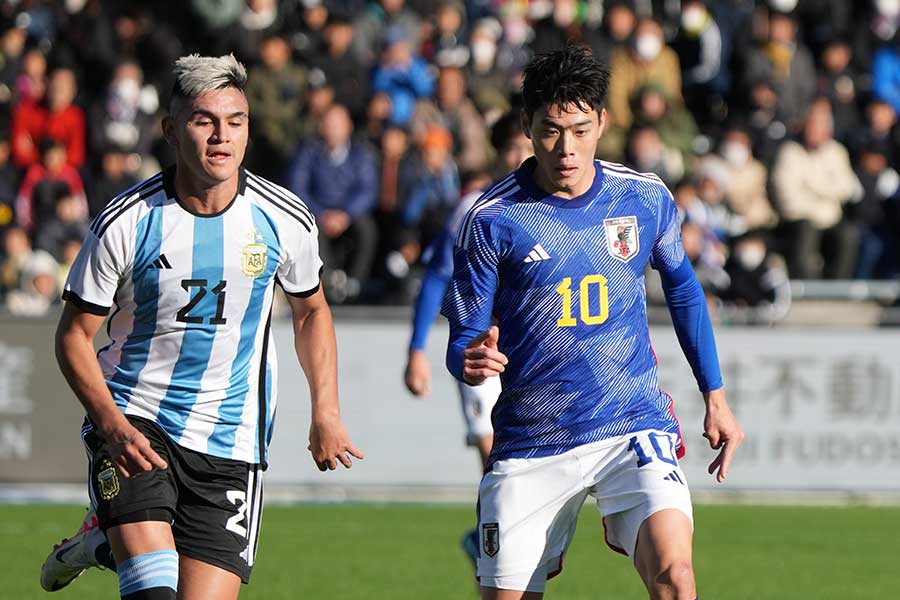 アルゼンチン選手と競り合う鈴木唯人【写真：Getty Images】