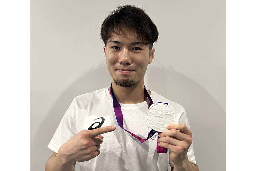 10月のアジア大会で獲得した銀メダルをアピールする原田周大【写真：日本ボクシング連盟提供】