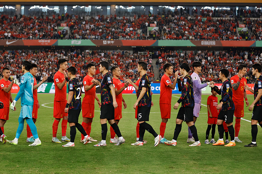 アジア2次予選第2戦で対戦した韓国と中国【写真：ロイター】