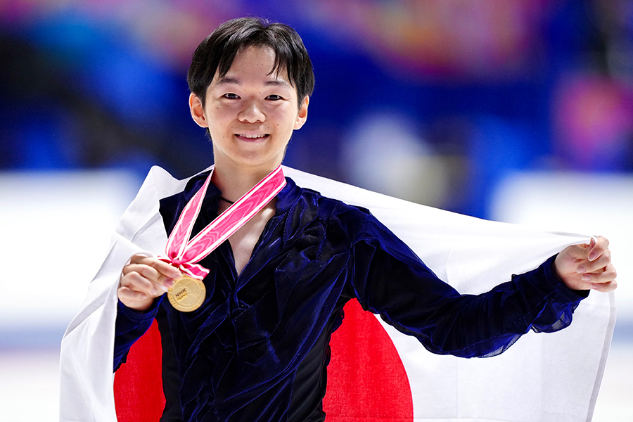 NHK杯で優勝を飾り、金メダルを手にカメラにポーズをとる鍵山優真【写真：矢口亨】