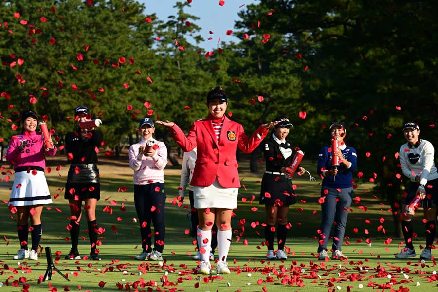 史上6人目＆史上最年少で2年連続年間女王となり、他のゴルファーから祝福される山下美夢有（中央）【写真：Getty Images】
