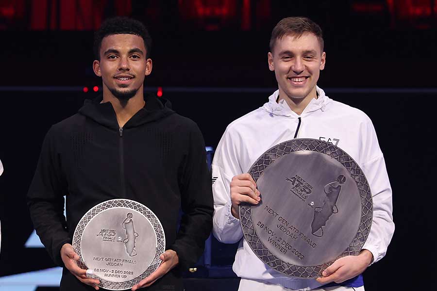 男子テニスATPツアーのシーズン最終戦で優勝したハマド・メジェドビッチ（右）と準優勝のアルトゥール・フィス【写真：Getty Images】