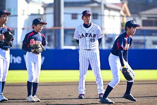 減少する野球競技人口に侍J・井端監督が願い 小学生と交流「やりたいな