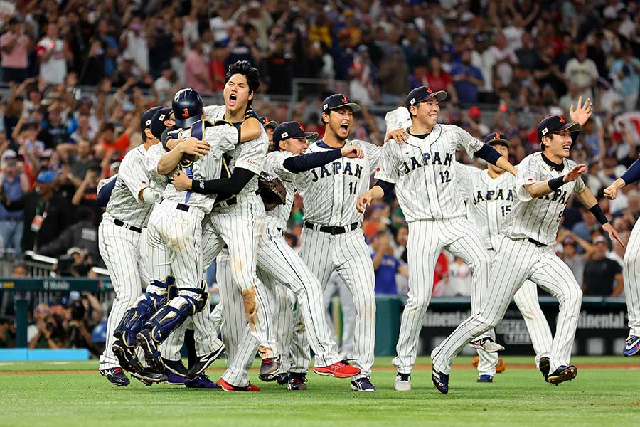 2023年3月:ワールド・ベースボール・クラシック優勝決定戦の最終アウト後、勝利を喜ぶ日本チーム【写真：Getty Images】