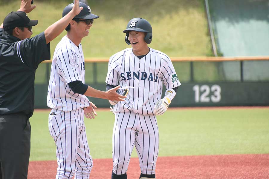 教え子の一人である辻本（右）は仙台大の野手で初の支配下指名を勝ち取った【写真：川浪康太郎】