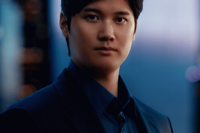 大谷翔平、凛々しいスーツ姿の新CMに「演技力UPしてる」の声 現場監督