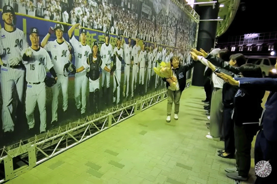 引退会見を終え、選手たちのボードに挟まれた花道で送り出される谷保恵美さん【画像：球団提供】