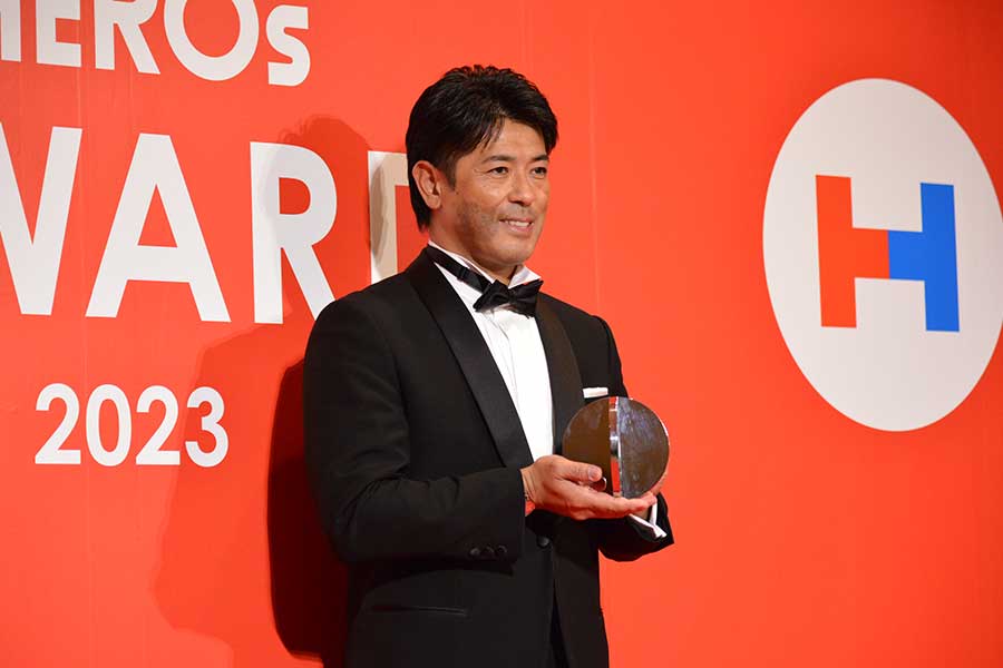 「HEROs AWARD 2023」のトロフィーを手に笑顔を見せる日本ハムの稲葉篤紀SCO【写真：羽鳥慶太】