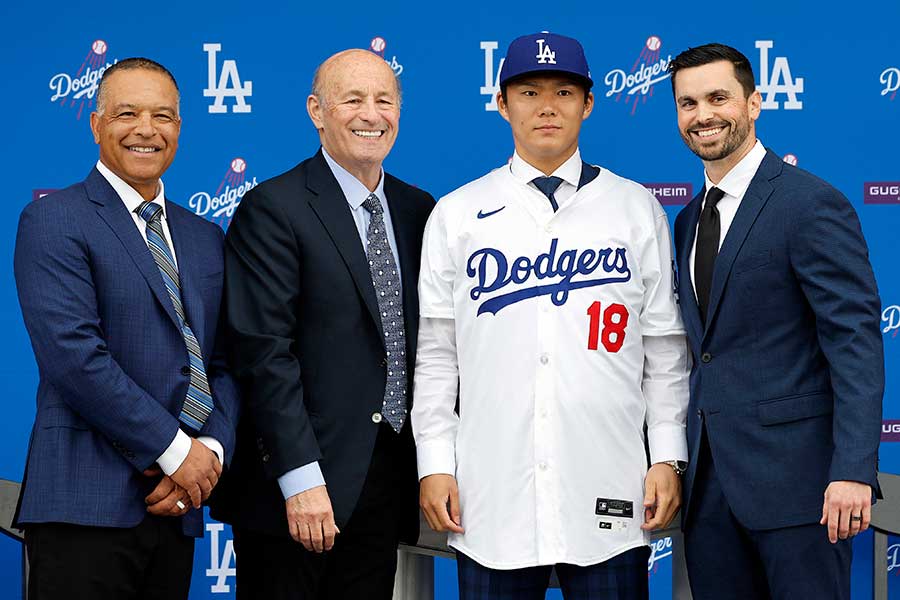 ドジャースの入団会見に出席した山本由伸【写真：Getty Images】