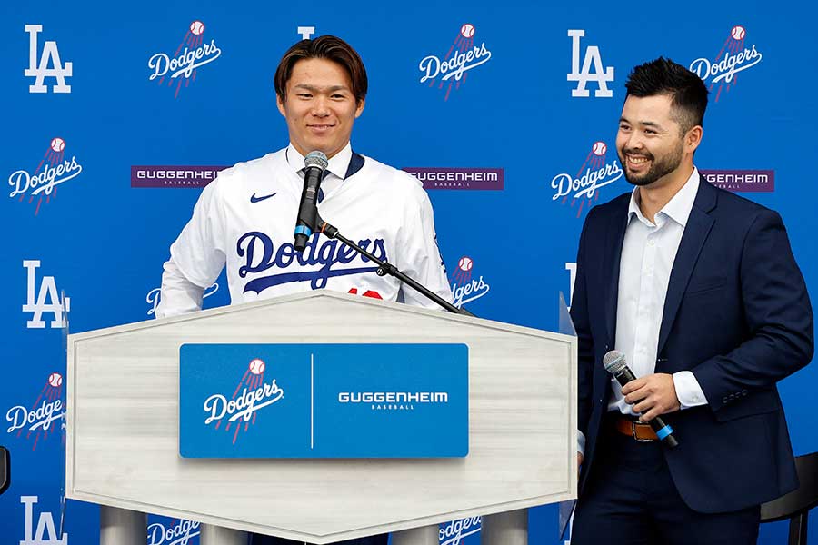 ドジャースの入団会見に出席した山本由伸【写真：Getty Images】