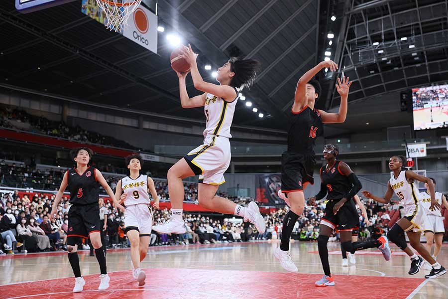 決勝でプレーする京都精華学園と岐阜女子の選手たち【写真提供：日本バスケットボール協会】