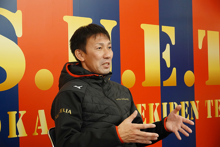 距離を踏む大切さを語った榎木和貴監督。就任した5年前からのチームとしての成長を実感している【写真：編集部】