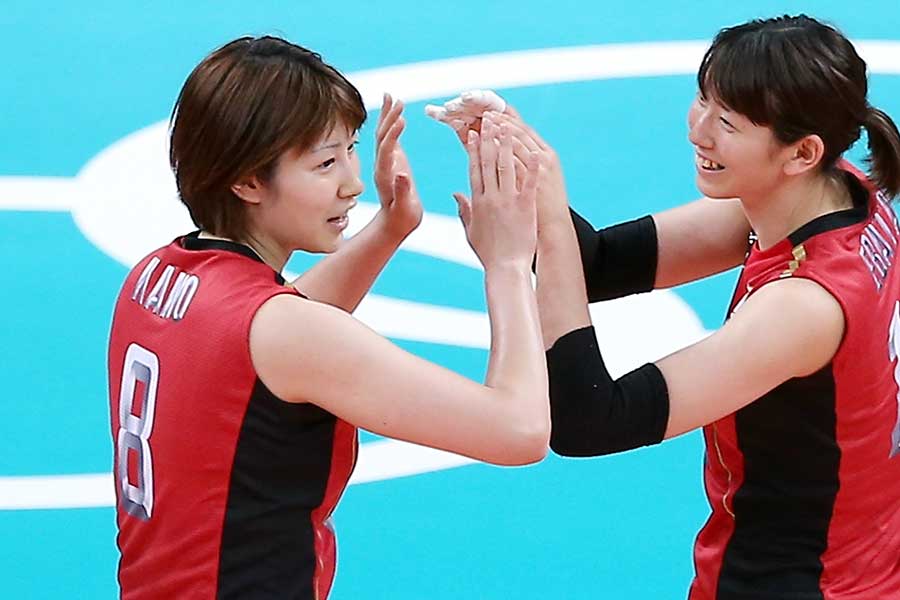 女子バレーボールの元日本代表・狩野舞子さん（左）【写真：Getty Images】