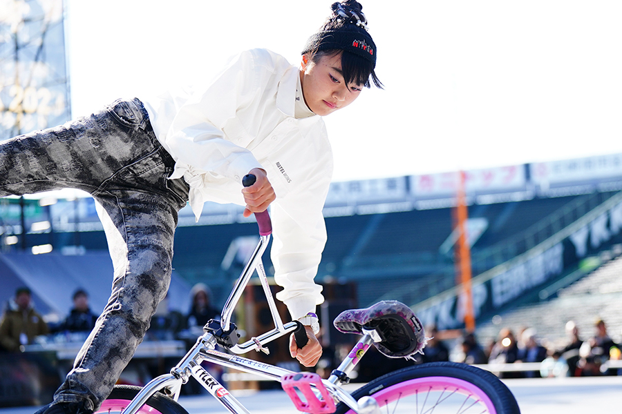 接戦となった女子オープンを制した本村果鈴【写真：荒川祐史】