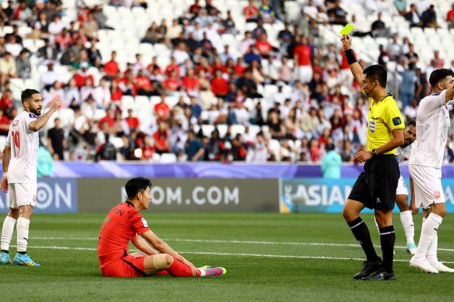 韓国は計5枚のイエローカードを受けた【写真：ロイター】