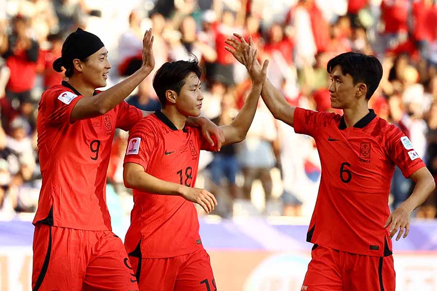 2ゴールを挙げて韓国の勝利に貢献したイ・ガンイン（中央）【写真：ロイター】