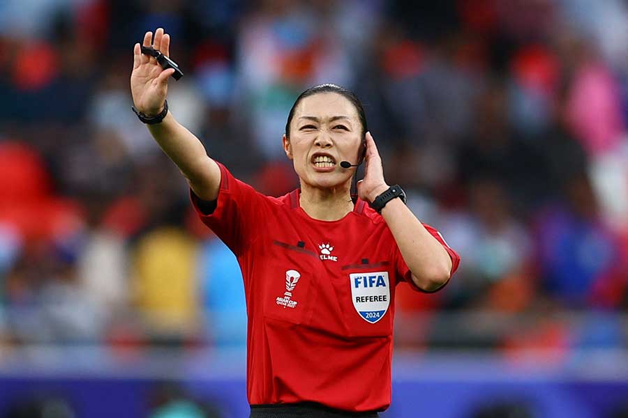 オーストラリア対インド戦で大会初の女子主審となった山下良美【写真：ロイター】