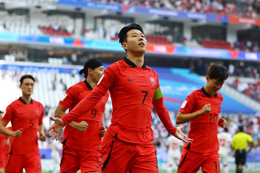 サッカー韓国戦の「奇妙な瞬間」に海外注目 壮絶ドロー後のソン