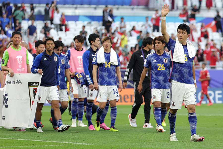 決勝T進出を決め、サポーターの声援に応えるサッカー日本代表【写真：Getty Images】