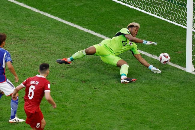 あれが直れば、凄いGKになると思うよ」 日本の大器、鈴木彩艶に